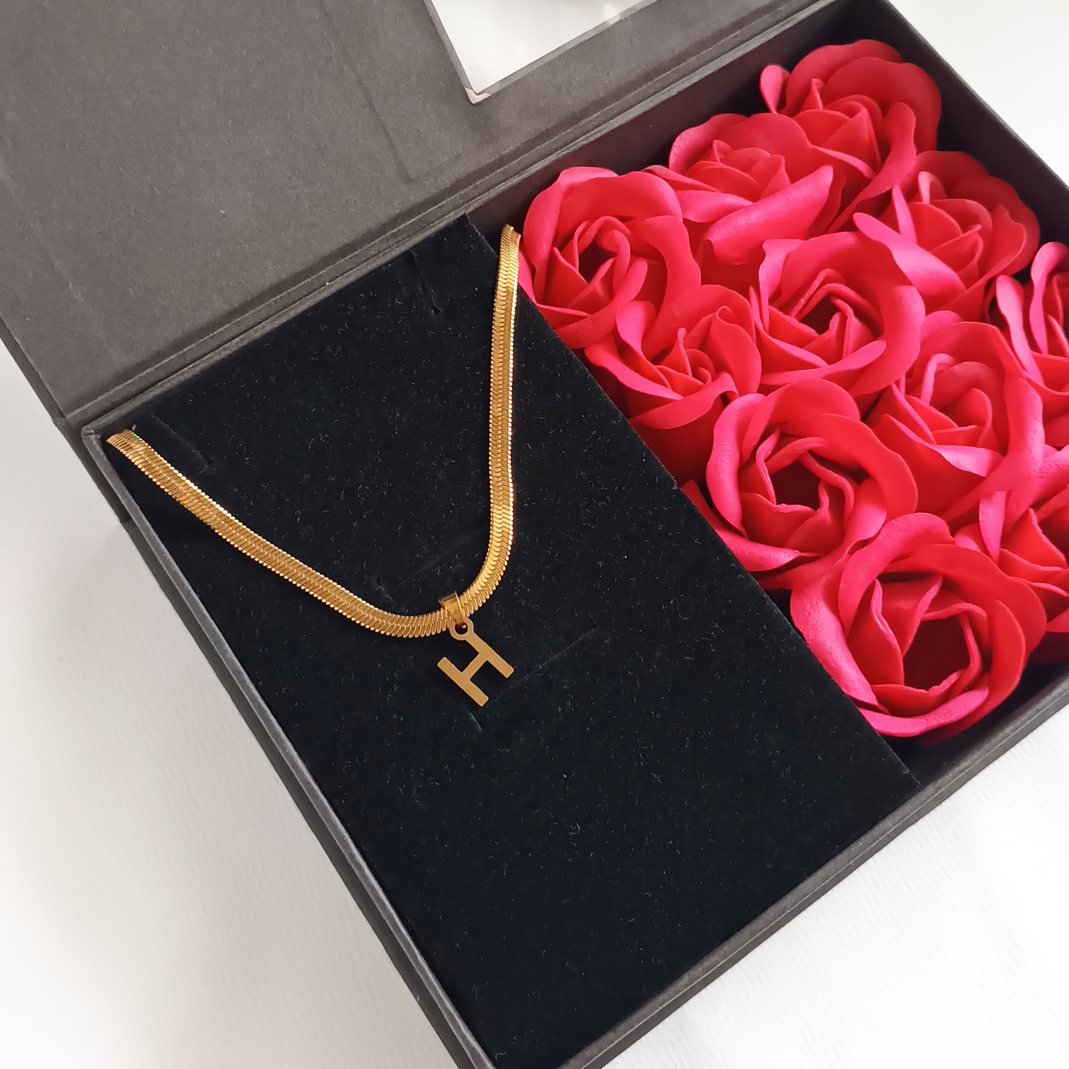 گردنبند ماری طلایی با آویز تک حرف اسم | رنگ ثابت